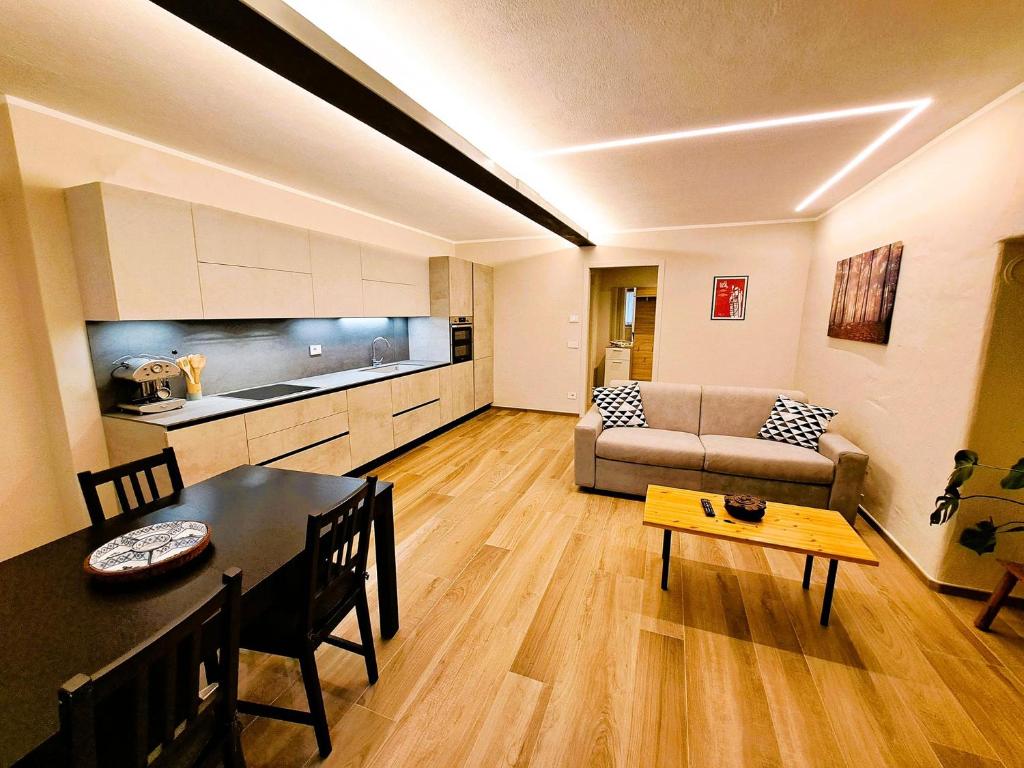 een woonkamer met een bank en een tafel bij Casa Alpina- Praetoria Suite in Aosta
