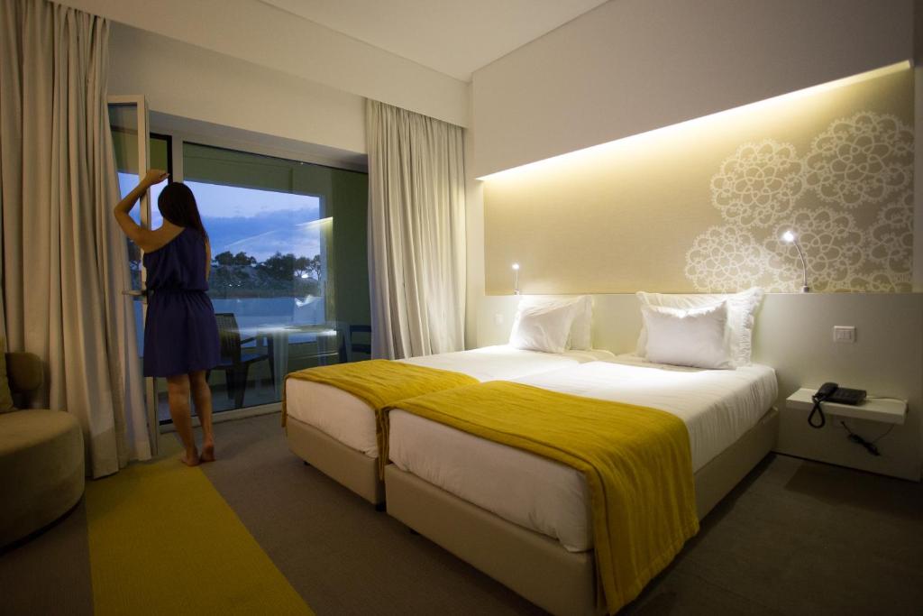 เตียงในห้องที่ Monte Filipe Hotel