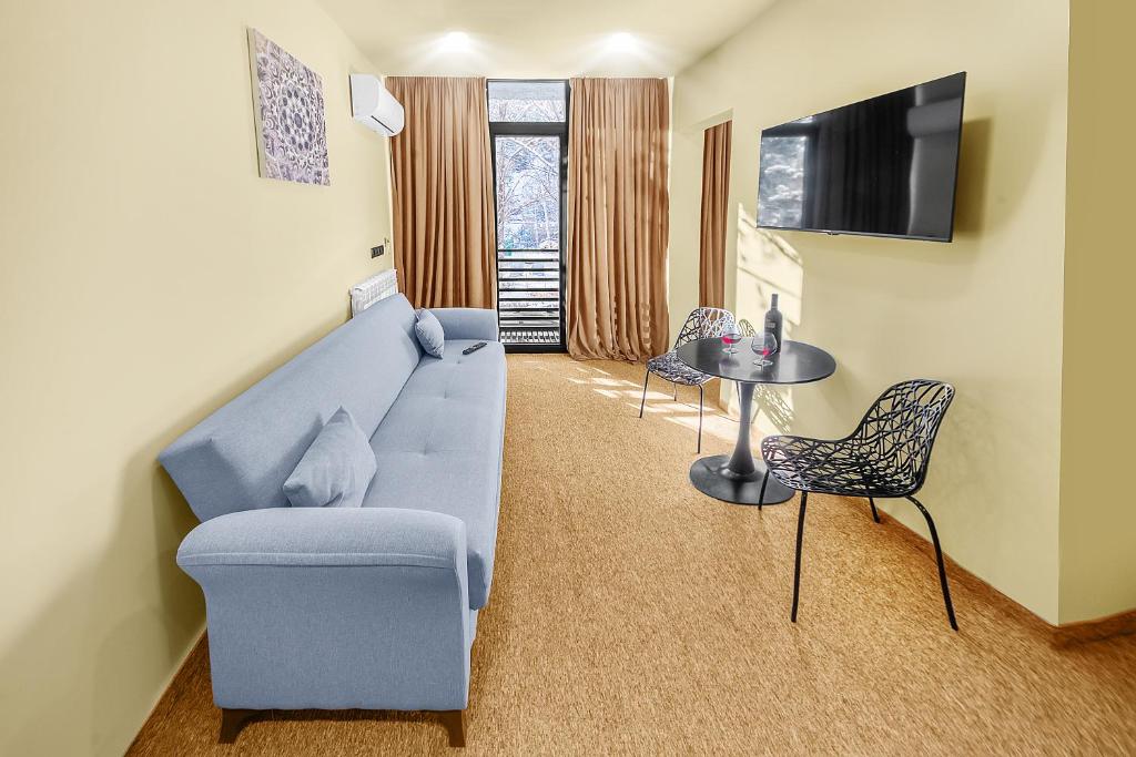 TV a/nebo společenská místnost v ubytování LALO Hotel Abastumani