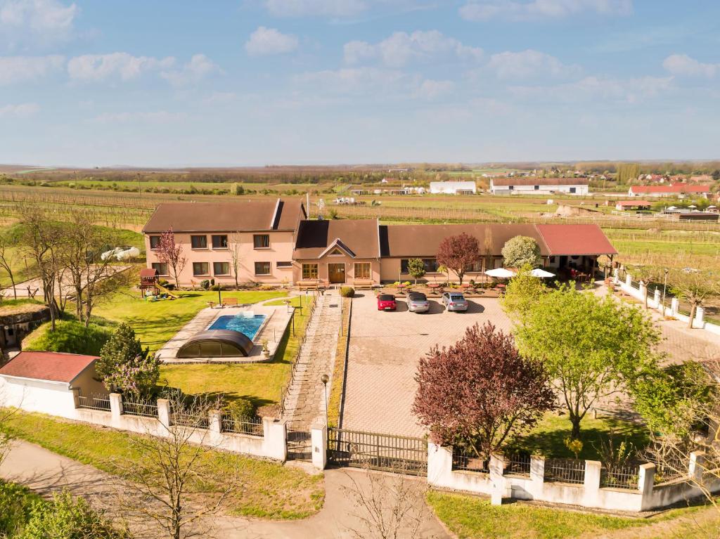 una vista aérea de una casa con piscina en Penzion Kovács, en Novosedly