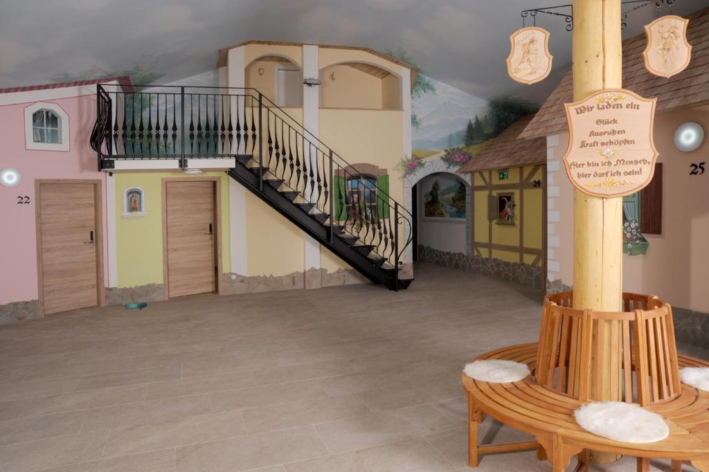 ein Zimmer mit einem Wandbild eines Hauses in der Unterkunft Pension Lerchenfeld in Schongau