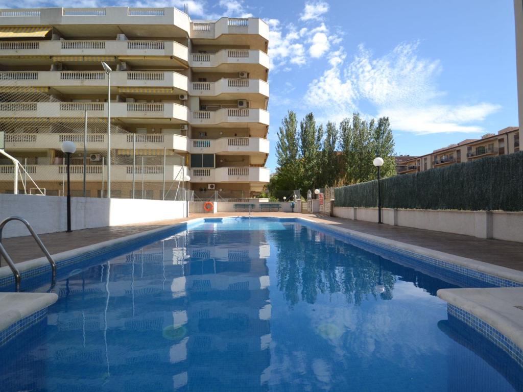 uma piscina em frente a um edifício em Apartment Albeniz-1 by Interhome em La Pineda