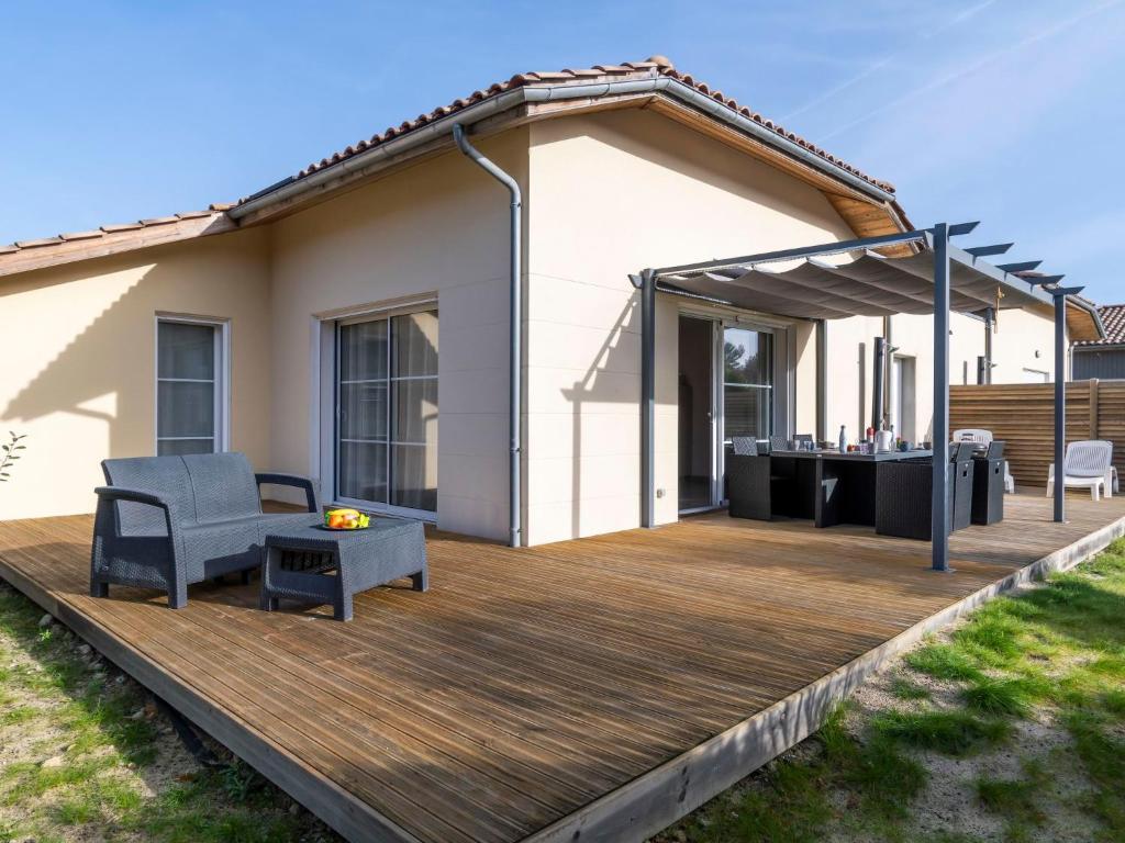 een houten terras voor een huis bij Holiday Home Lamanchs by Interhome in Mimizan