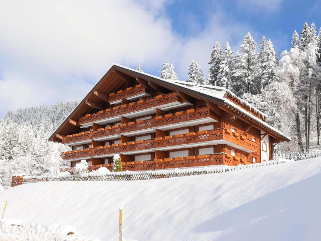 un lodge dans la neige avec des arbres enneigés dans l'établissement Apartment Ambre 1 by Interhome, à Villars-sur-Ollon