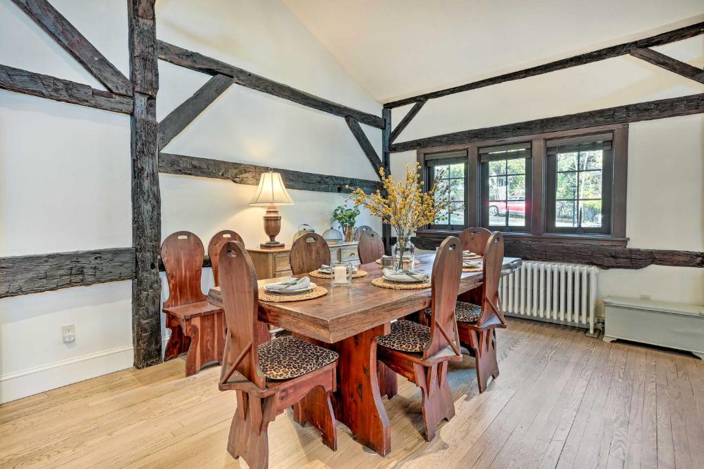 Posezení v ubytování Historic 1800s Cornwall-On-Hudson Cottage!