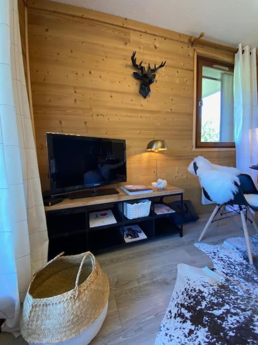 Televízia a/alebo spoločenská miestnosť v ubytovaní T2 de charme à Megeve vue panoramique