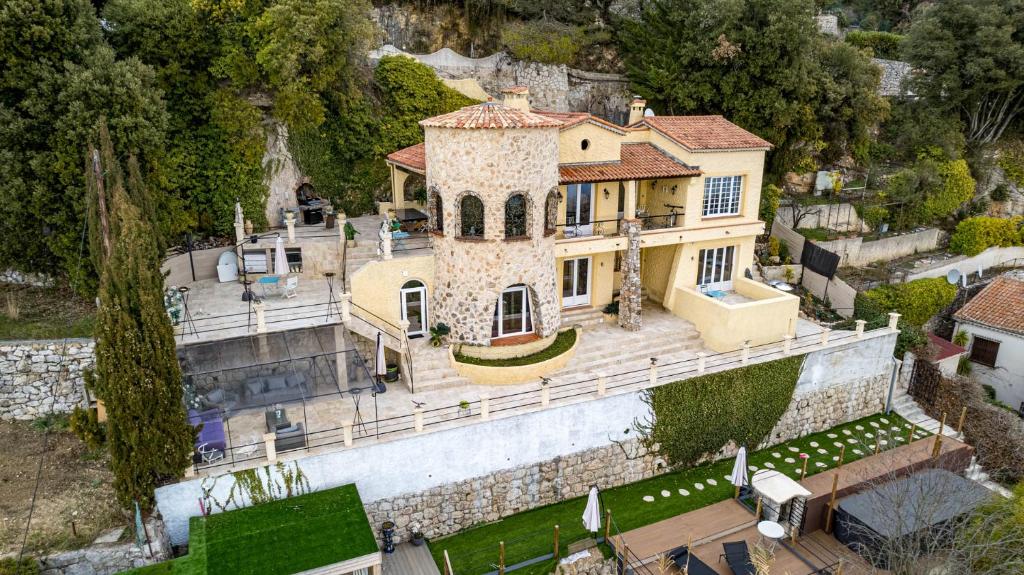 uma vista aérea de uma casa com um grande edifício de pedra em BIRDS EYE VILLA Luxury Castle Paranomic Views of Monaco Monte Carlo Hills & Sea em La Turbie