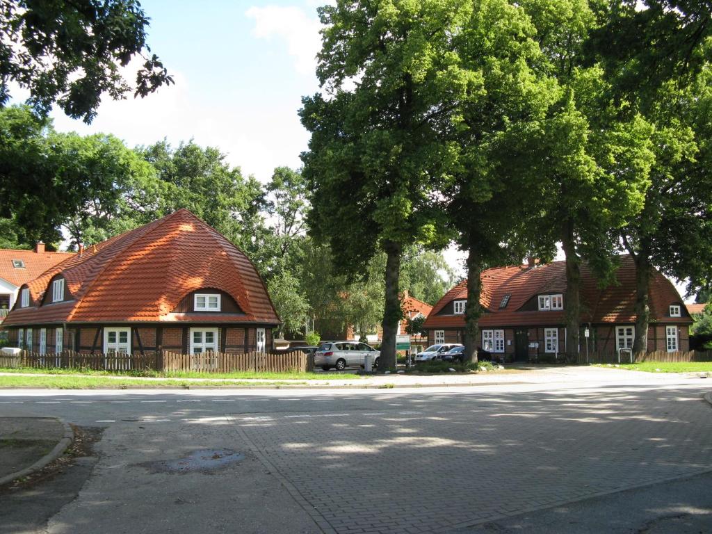 a couple of houses on the side of a street at Urlaub im Kavaliershaus in Schwerin