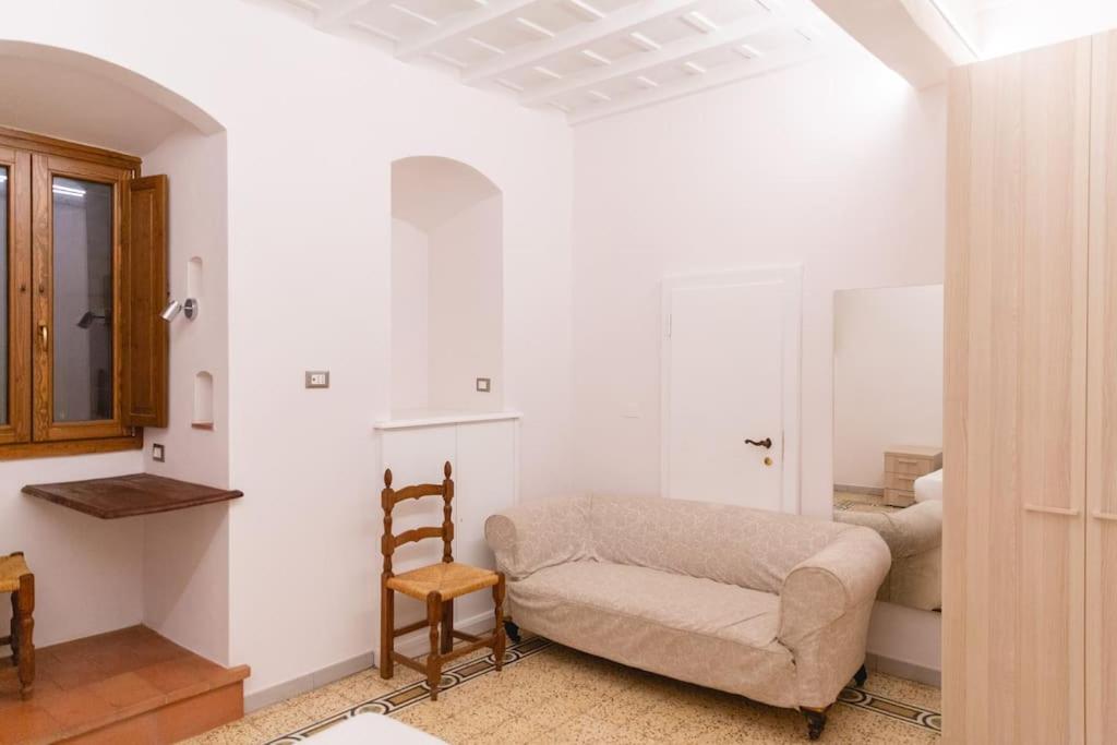 Area soggiorno di Cozy and Charmin 3BR Apartment Steps By Duomo