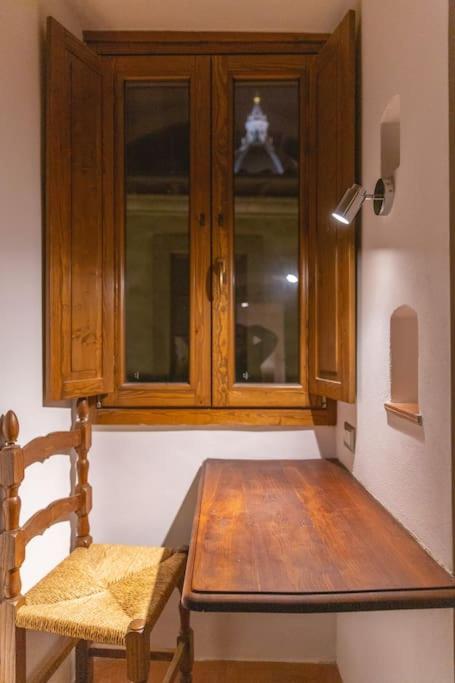 Foto dalla galleria di Cozy and Charmin 3BR Apartment Steps By Duomo a Firenze