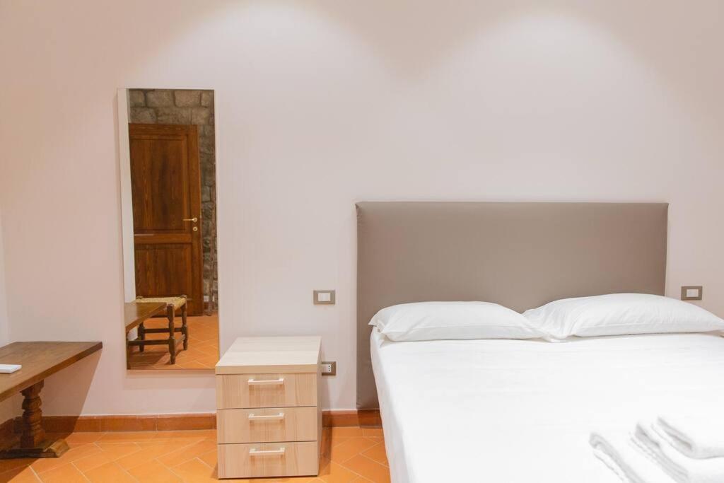Letto o letti in una camera di Cozy and Charmin 3BR Apartment Steps By Duomo