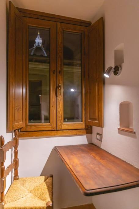 Foto dalla galleria di Cozy and Charmin 3BR Apartment Steps By Duomo a Firenze