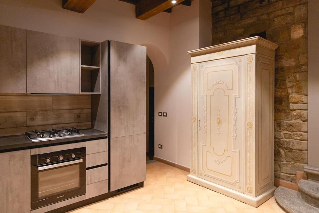 Cucina o angolo cottura di Cozy and Charmin 3BR Apartment Steps By Duomo