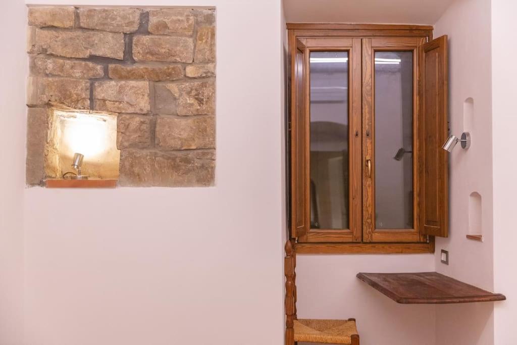 Foto dalla galleria di Cozy and Charmin 3BR Apartment Steps By Duomo a Firenze