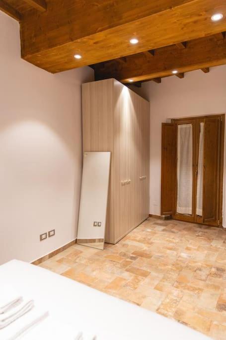 Foto dalla galleria di Cozy and Charmin 3BR Apartment Steps By Duomo a Firenze
