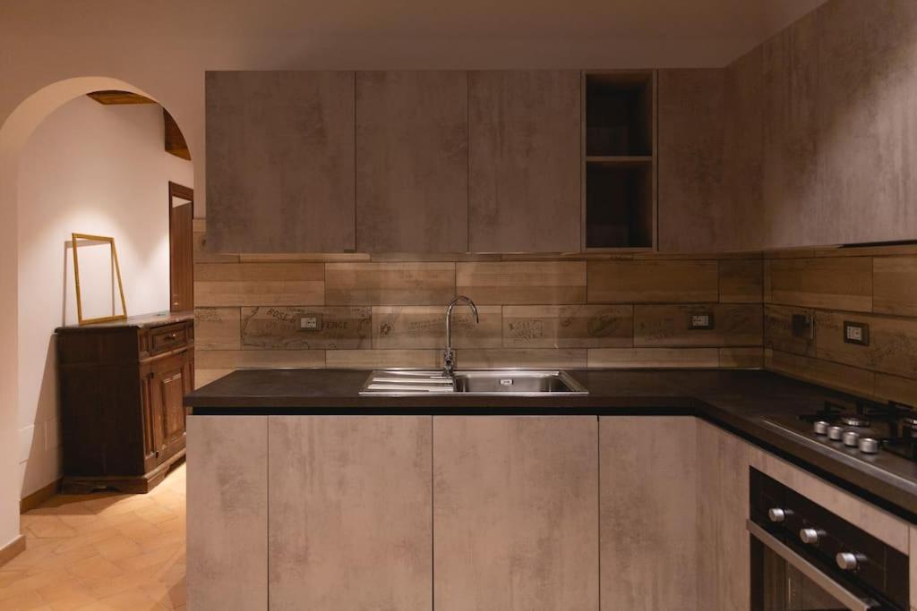 Cucina o angolo cottura di Cozy and Charmin 3BR Apartment Steps By Duomo