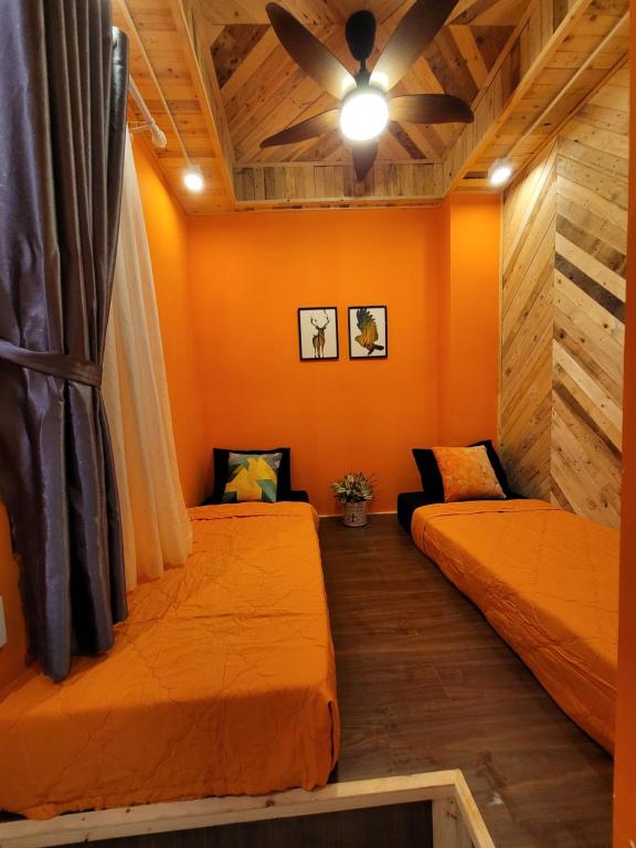 Giường trong phòng chung tại Lightning House