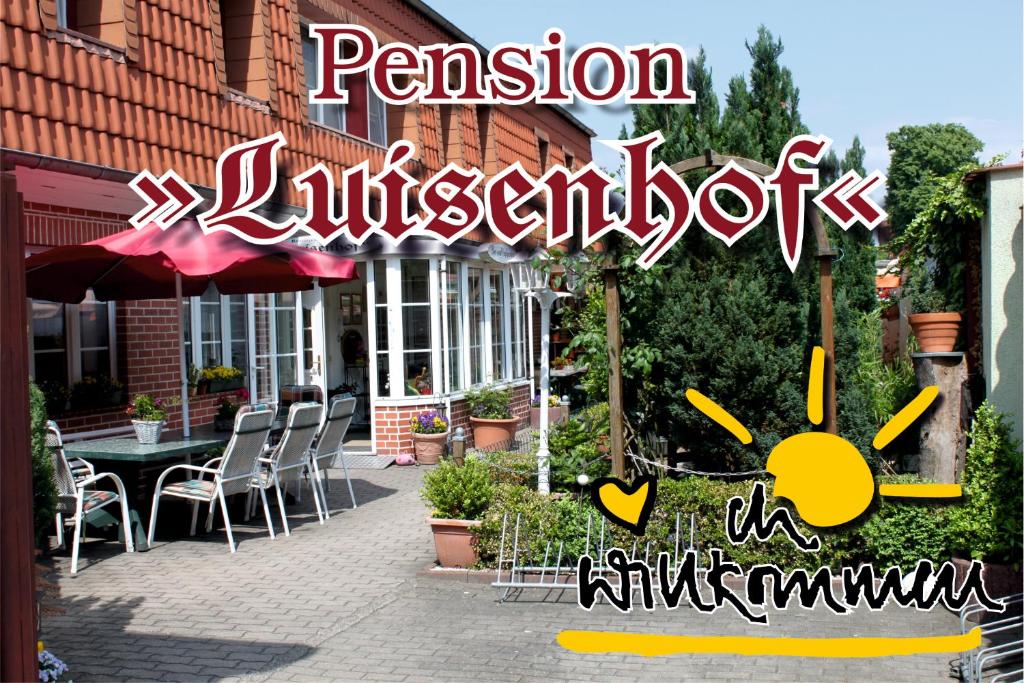 ein Schild für ein Restaurant mit einem Tisch und Stühlen in der Unterkunft Pension Luisenhof in Tangermünde