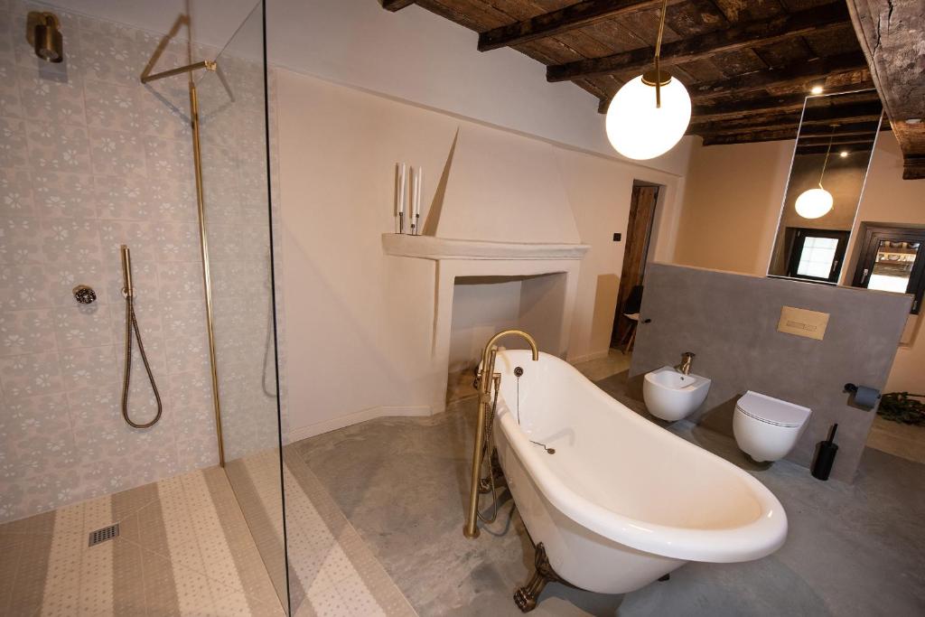 Koupelna v ubytování Relais Chiarene