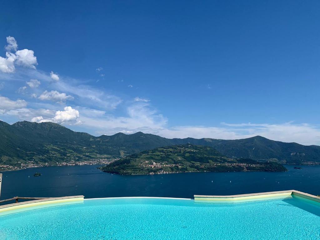 een zwembad met uitzicht op een watermassa bij Dali' in Parzanica