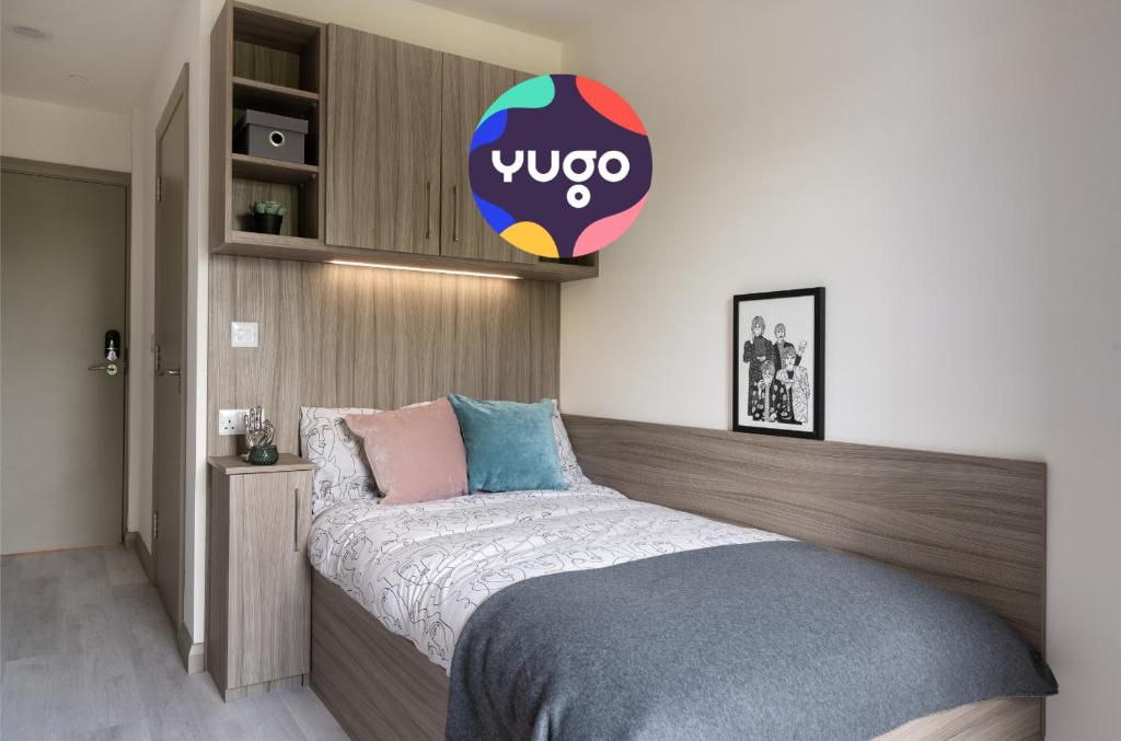 科克的住宿－Yugo Explore - Melbourn Point，一间卧室,上方设有一张带维克标志的床