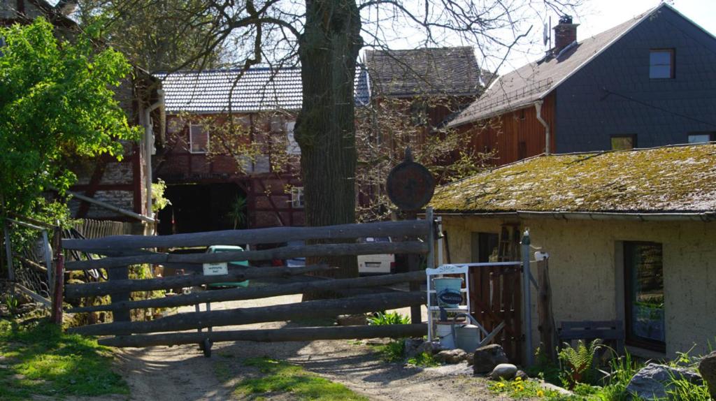 una valla de madera frente a una casa en Zum Alten Eselstall 