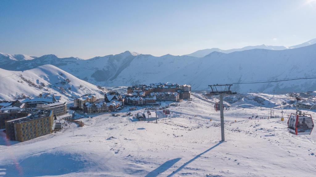 una stazione sciistica nella neve con impianto di risalita di Hostel Gudauri Adventure a Gudauri