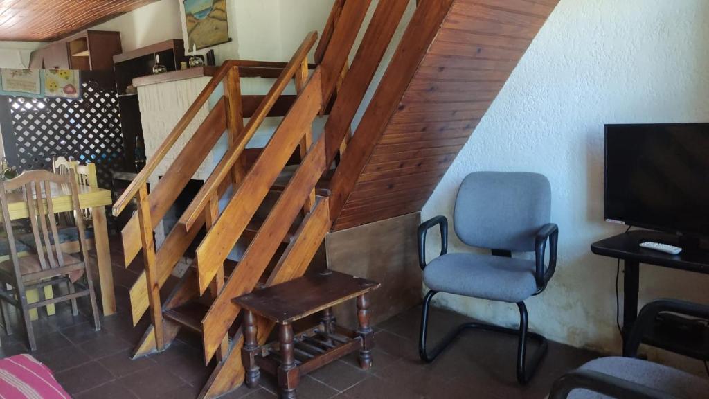 Habitación con escalera, silla y TV. en Casa en Barrio Country - La Paloma, en La Paloma