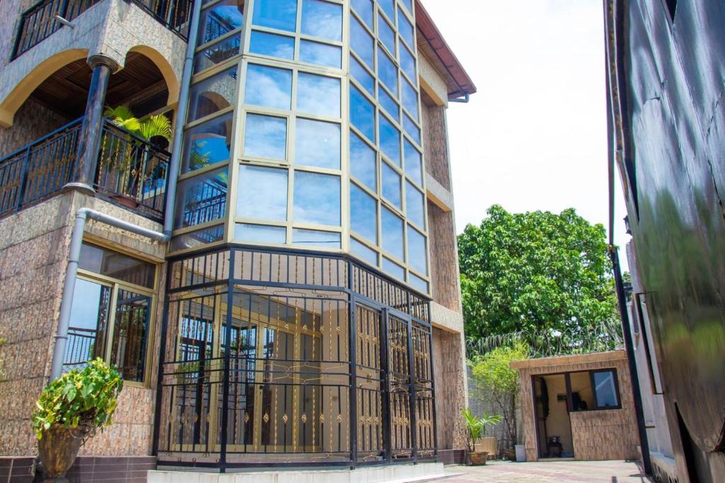 ein Gebäude mit einem großen Fenster auf der Seite in der Unterkunft Appartement de 3 chambres avec balcon et wifi a KinshasaELv in Kinshasa