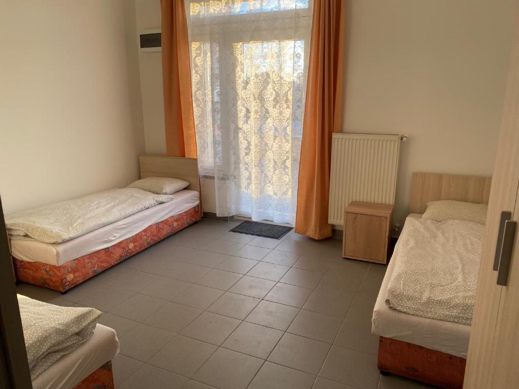 Postel nebo postele na pokoji v ubytování Tocc Apartman
