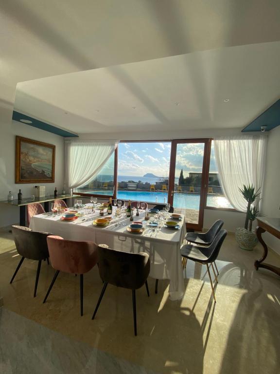a dining room with a white table and chairs at Villa Tito Livio StarGuest in Pozzuoli
