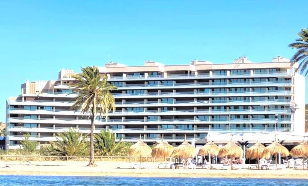 een groot gebouw aan het strand met een resort bij Casa Paraiso in Cartagena