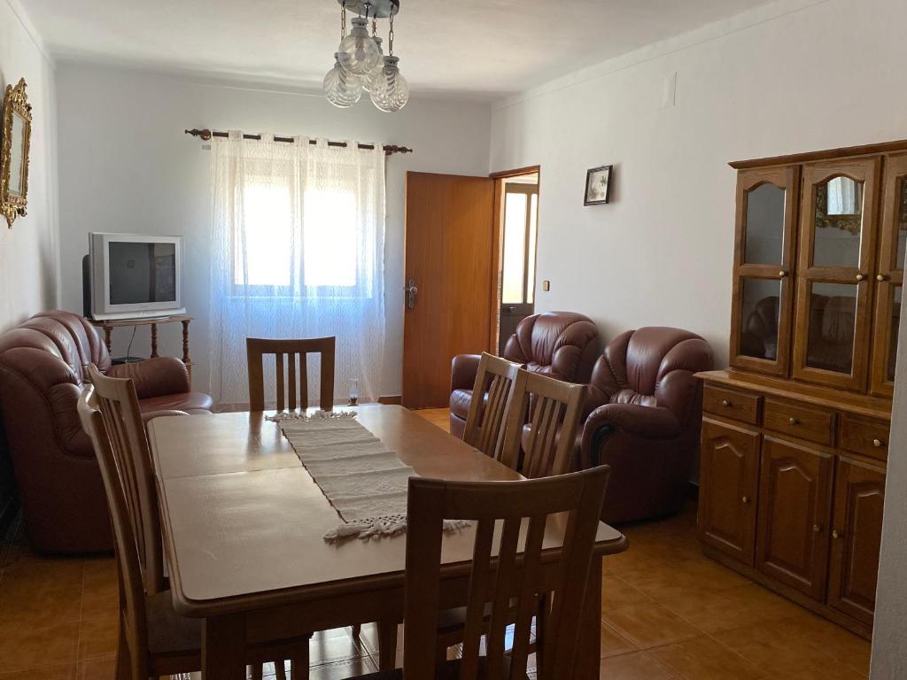 Alvares的住宿－Casa dos Avós，一间带桌椅的用餐室