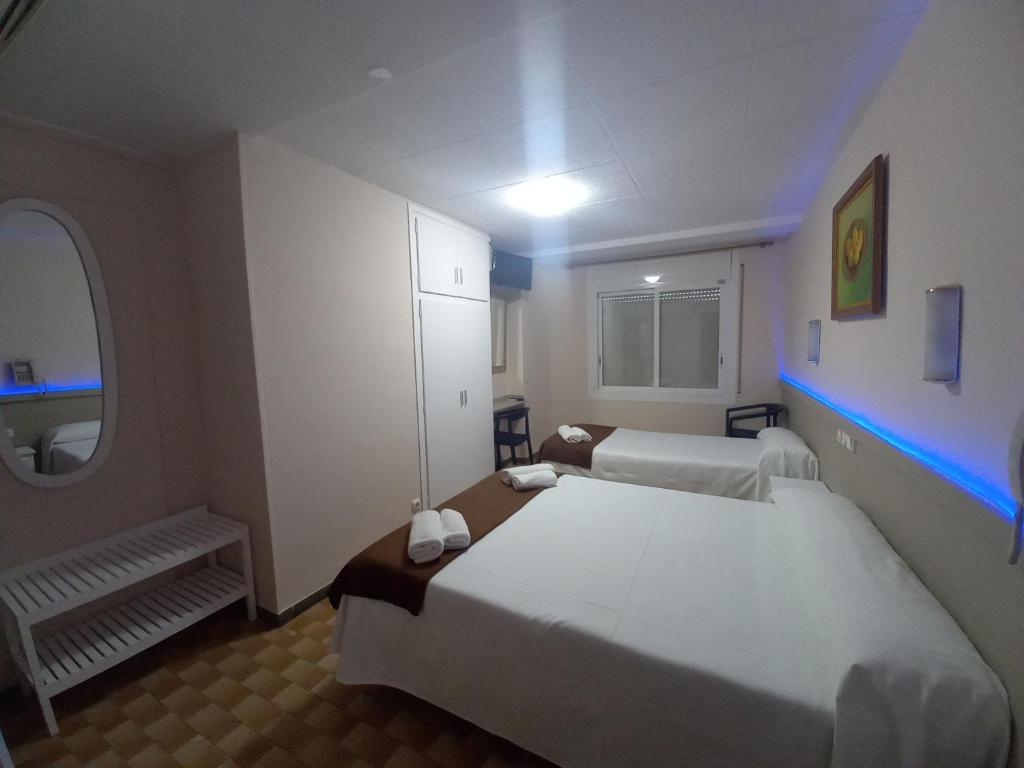 Postel nebo postele na pokoji v ubytování Hostal Sant Bernat