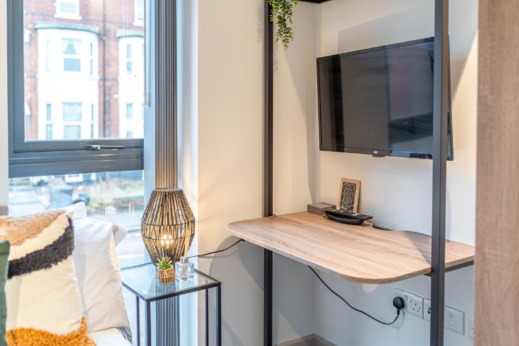 Modern Studio Apartment with Free Parking in Wolverhampton 5min walk to City Centre - Deluxe Queen Studio