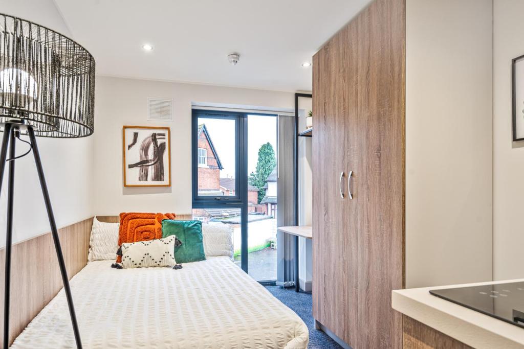 Il comprend un salon avec un lit et une cuisine. dans l'établissement Modern Studio Apartment with Free Parking in Wolverhampton 5min walk to City Centre, à Wolverhampton