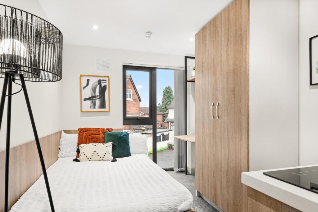 Modern Studio Apartment with Free Parking in Wolverhampton 5min walk to City Centre - Deluxe Double Studio