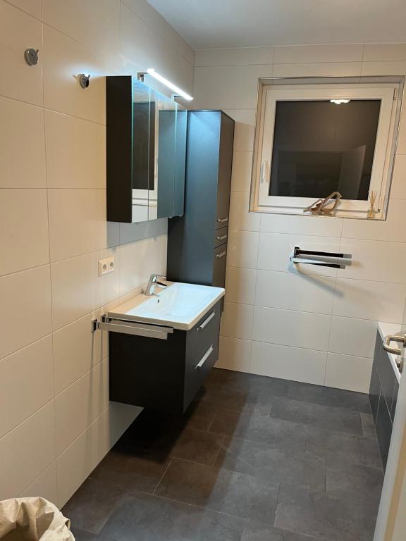 a bathroom with a sink and a window at Ferienwohnung Fischerweg in Bodensdorf