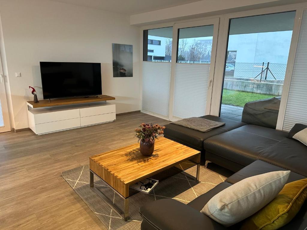 a living room with a couch and a coffee table at Ferienwohnung Fischerweg in Bodensdorf