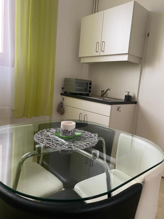 una mesa de cristal y sillas con una taza de café. en Top-Apartment en Mürzzuschlag