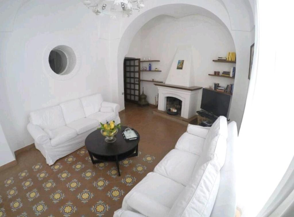 A seating area at Villino Prota, villa ridente con panorama mozzafiato