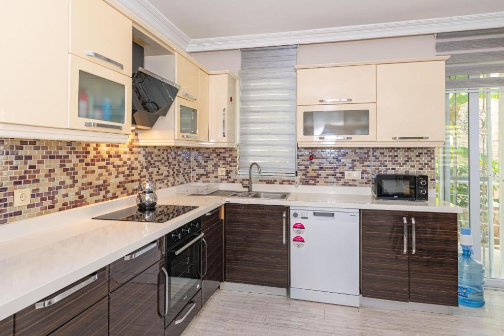 Kuchyň nebo kuchyňský kout v ubytování Villa Yasam Park - Luxury 8 Person - Fethiye Calis Beach 90mt