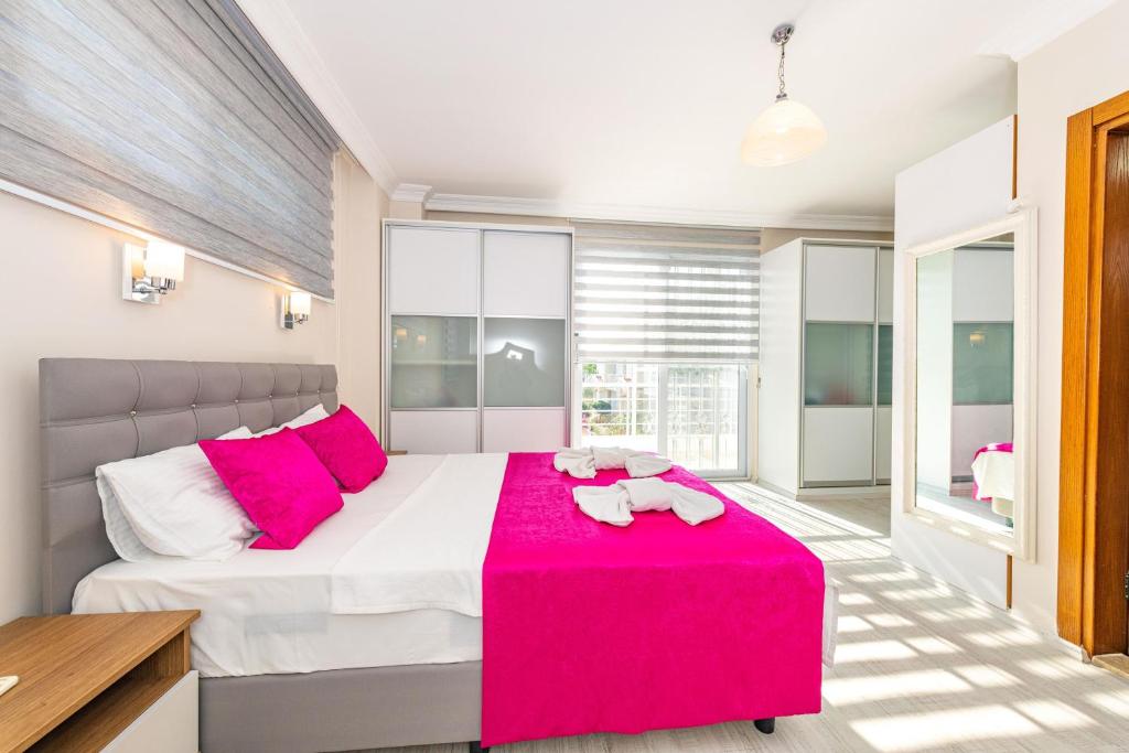 Postel nebo postele na pokoji v ubytování Villa Yasam Park - Luxury 8 Person - Fethiye Calis Beach 90mt