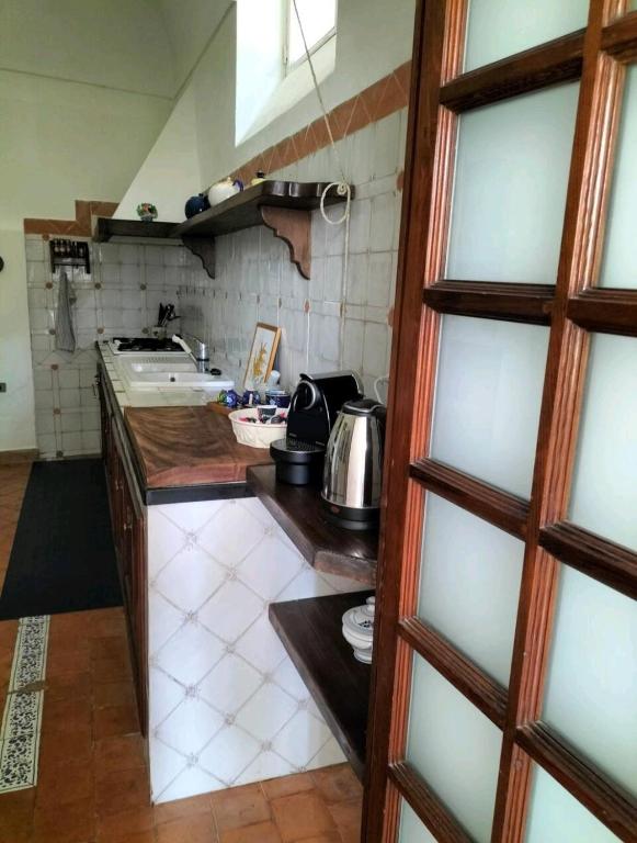 A kitchen or kitchenette at Villino Prota, villa ridente con panorama mozzafiato