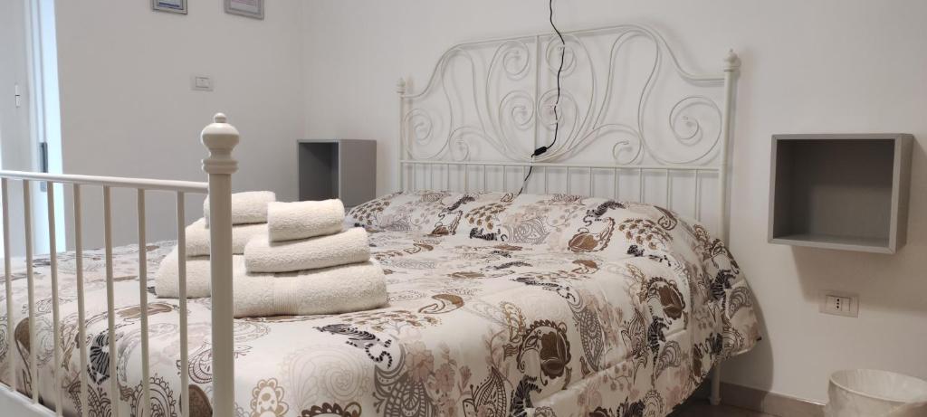 una camera con letto e piumone di DA VINCI AFFITTACAMERE BORGO a Taranto
