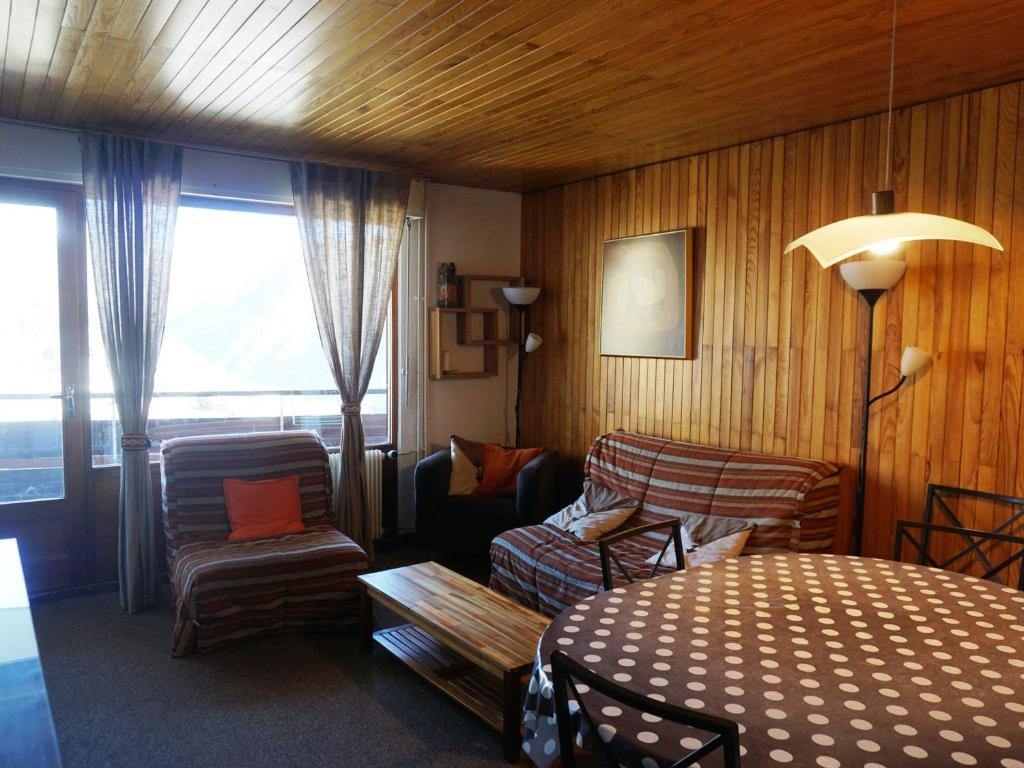 a bedroom with a bed and a couch and a chair at 3 pièces 60m², 8 pers, proche pistes, animaux acceptés - FR-1-636-119 in Orcières