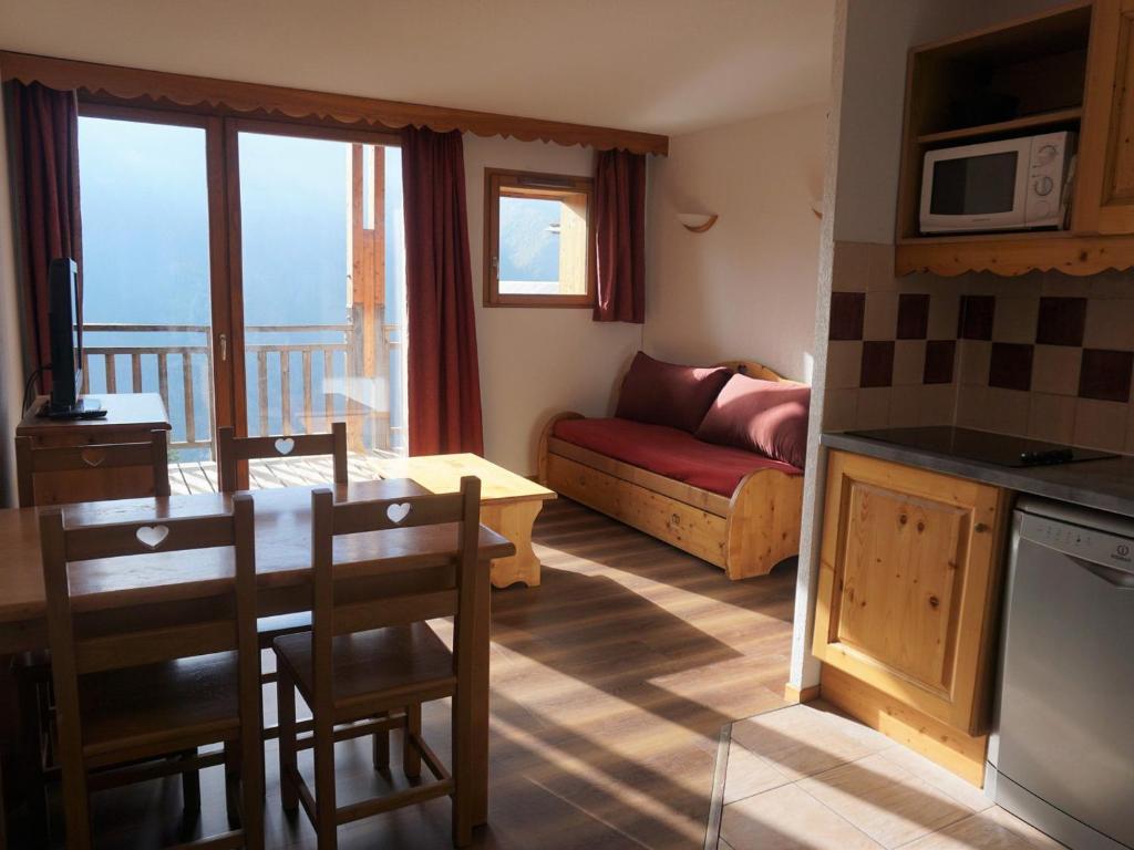 une cuisine et un salon avec une table et un canapé dans l'établissement Charmant Appartement 2 Pièces pour 4 Personnes avec Balcon à Proximité des Pistes - Orcières Merlette - FR-1-636-121, à Orcières