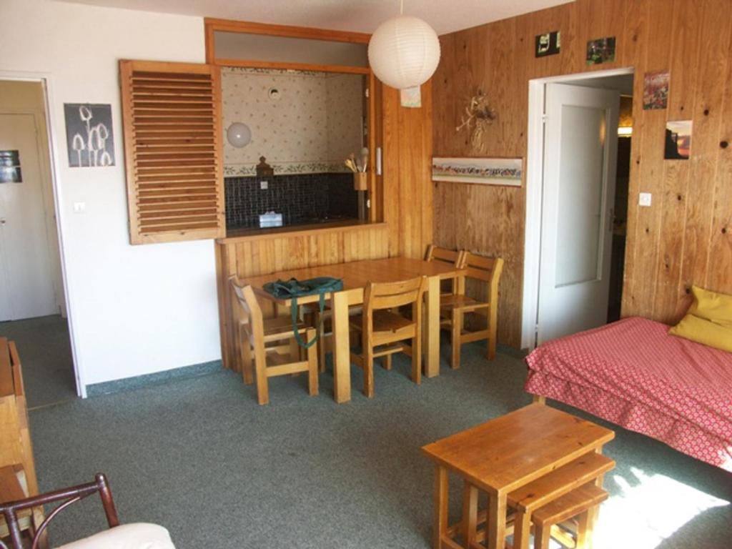 une cuisine et une salle à manger avec une table et des chaises dans l'établissement Appartement cosy 2 pièces, 6 pers, 43m², centre-station à Merlette, prox. pistes & commerces - FR-1-636-124, à Orcières