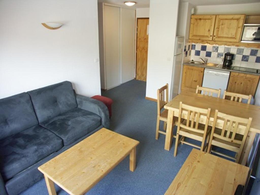 un salon avec un canapé et une table et une cuisine dans l'établissement Appartement 2 Pièces Cabine pour 6, Proche Pistes et Commerces, Balcon, TV, Animaux Refusés - FR-1-636-130, à Orcières