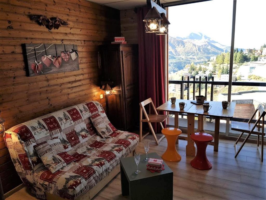 un salon avec un canapé et une table dans l'établissement Studio cabine 4 pers, proche pistes, animaux ok, balcon, kit ski - FR-1-636-175, à Orcières